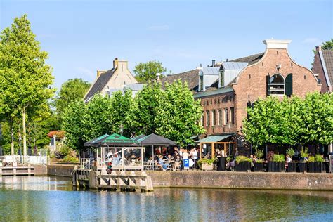 Gezellige Market Dome met verschillende eetgelegenheden en terrassen.