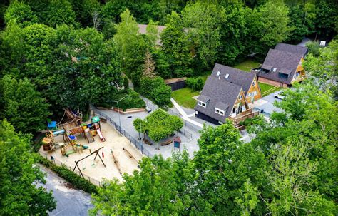 Thematische foto van het vakantiepark Sunclass Durbuy, met de huisjes en groenvoorziening