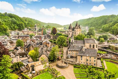 Informatiekaart met de hoogtepunten van de omgeving van Durbuy, zoals de stad, grotten en wandelroutes