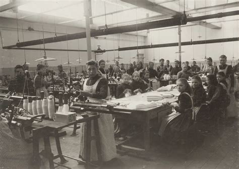 Historische foto van de eerste American Tourister fabriek of vroege kofferontwerpen