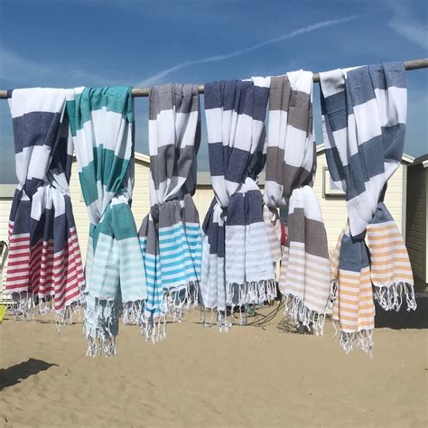 Verschillende gekleurde en gestreepte hamamdoeken op een stapel