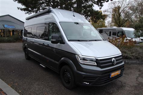 Overzicht van verschillende typen campers: alkoof, half-integraal, buscamper.