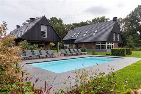 Interieur van een vakantiehuis met 8 slaapkamers en en-suite badkamers.