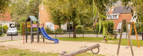 Overzicht van verschillende groepsaccommodaties met diverse faciliteiten.