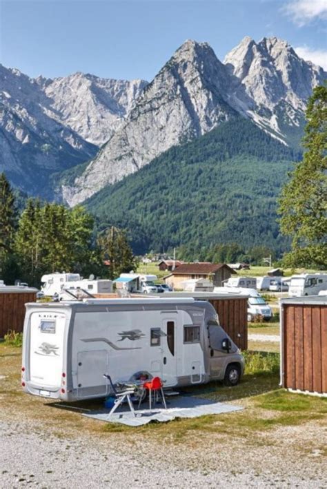 moderne camper geparkeerd op een camping met uitzicht op bergen