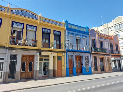 Kleurrijke gevel van een gerenoveerd vissershuis in de wijk El Cabanyal, Valencia