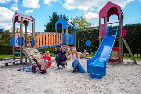 Kinderen spelen in de speeltuin van Camping Baia Paradiso.