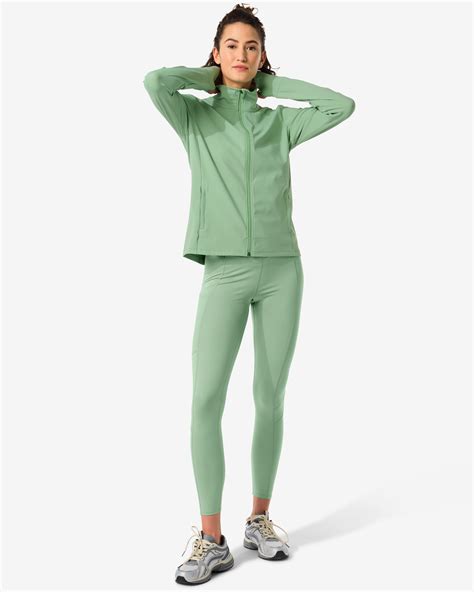 Collage van dames sportkleding, inclusief tops, leggings en sport-BH's.