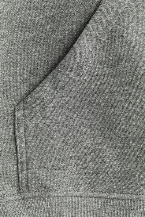 Afbeelding van een grijze hoodie, nadruk op de stof en pasvorm.