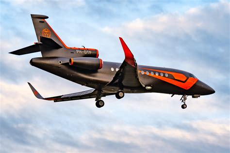 Max Verstappen bij zijn privéjet op Schiphol