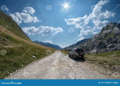 Auto op een bergweg in Georgië