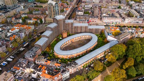 Collage van bezienswaardigheden in Rotterdam, Delft en Den Haag.