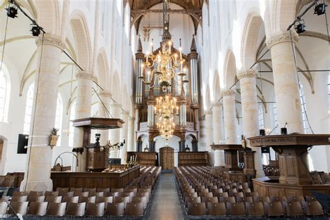 Overzicht van de kerktoren van de Grote Kerk in Hilversum.