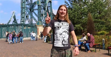 Foto van Niels Kooyman met in de achtergrond een herkenbaar Efteling-decor, zoals de Pardoes-show of een attractie.