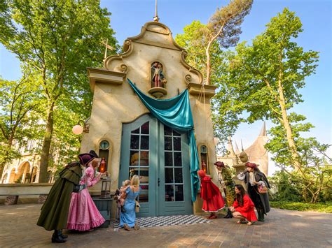 Een sfeervolle foto van het Lorely-terras in de Efteling, mogelijk met decoraties van een aanzoek.