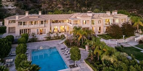 Een straatbeeld in Beverly Hills met luxe auto's en huizen