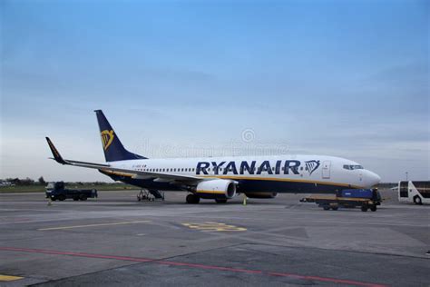 Een afbeelding van een Ryanair vliegtuig op de luchthaven