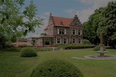 Een comfortabel ingerichte kamer in Huys ter Schelde met zitgedeelte