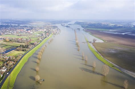 panoramisch uitzicht over de rivier de Sauer met de camping op de voorgrond
