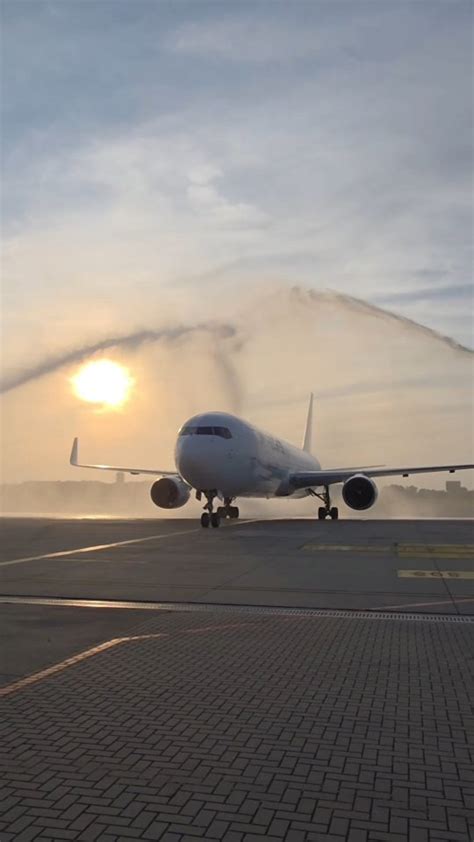 een Boeing 767 op een luchthaven in de woestijn