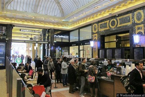 Interieur van een van de arcades op Main Street, met de kenmerkende gaslantaarns en winkelingangen.