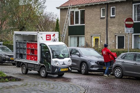 Illustratie van een Picnic bezorgauto in een Nederlandse straat