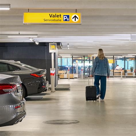 Visuele weergave van de P6 Valet Parking garage op Schiphol Airport met duidelijke bewegwijzering.