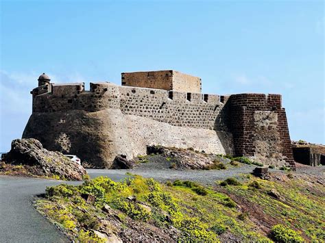 Fotocollage met hoogtepunten van Alicante: Kasteel Santa Bárbara, kleurrijke straatjes van El Barrio, en de Mercado Central.