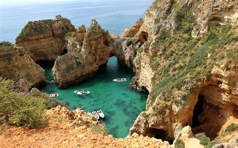 Indrukwekkende rotsformaties aan de kust van de Algarve