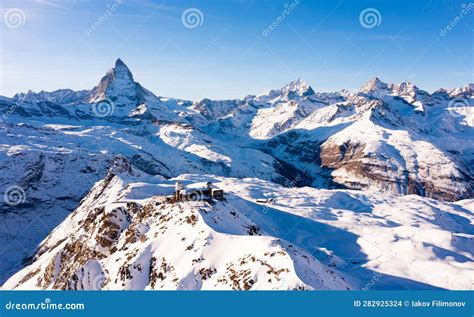 Collage van iconische Zwitserse landschappen zoals de Matterhorn en de Rijnwatervallen