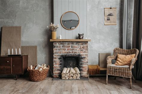 Een sfeervolle woonkamer van een vakantiehuis met open haard en comfortabele zitplaatsen.