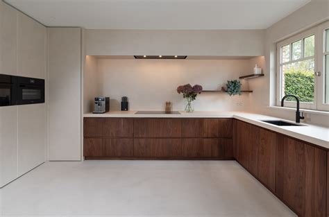 Interieur van een keuken met moderne apparatuur en een eethoek.