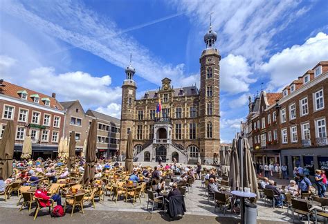 panoramisch uitzicht op de historische binnenstad van Leuven met de Sint-Pieterskerk op de voorgrond