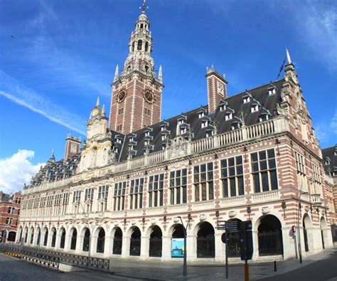 de indrukwekkende gevel van de Artes universiteitsbibliotheek in Leuven