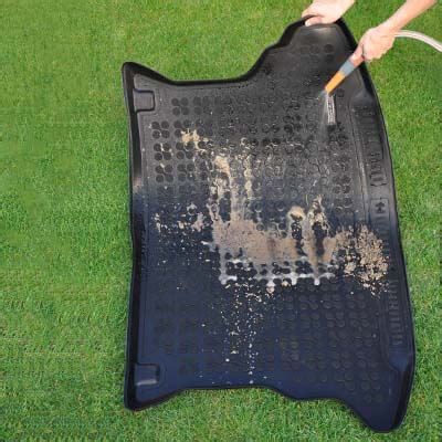 Demonstratie van het eenvoudig schoonmaken van de kofferbakmat