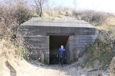 foto van een bunker op het voormalige vliegveldterrein