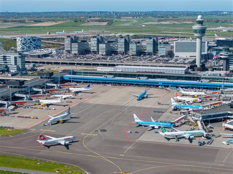Vogelvluchtfoto van Schiphol Airport met vliegtuigen op de startbaan