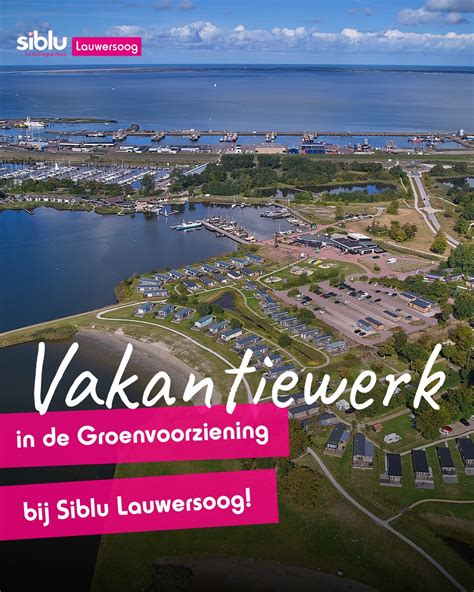 Luchtfoto van vakantiepark Siblu Lauwersoog met het Lauwersmeer en de Waddenzee op de achtergrond
