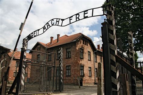Foto van de toegangspoort tot Auschwitz II-Birkenau met de spoorlijn