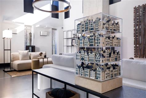 foto van een luxe vitrinekast met KLM-huisjes, ontworpen door Marcel Wolterinck