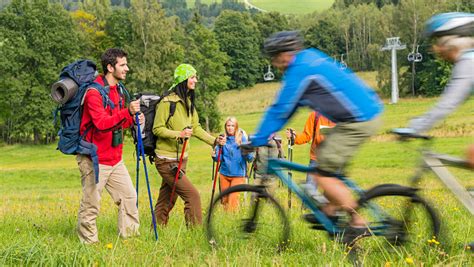 Illustratie van diverse outdoor activiteiten in de duinen, zoals fietsen, wandelen en surfen