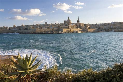Panoramisch uitzicht over de kustlijn van Malta met de Middellandse Zee op de voorgrond.