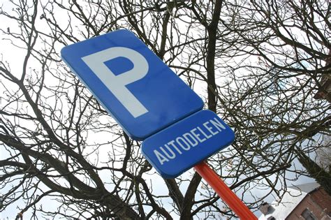 Illustratie van het principe van autodelen met verschillende gebruikers en een deelwagen.