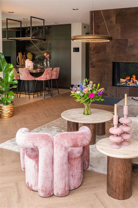 Interieur van Maison Rosé met sfeervolle woonkamer en keuken