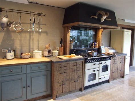 Een overzicht van de oude keuken en de mangobomen die rijp zijn voor de pluk