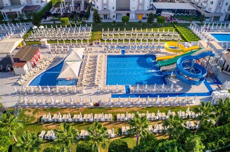 Kinderen die genieten van de waterglijbanen in het Grand Park Lara