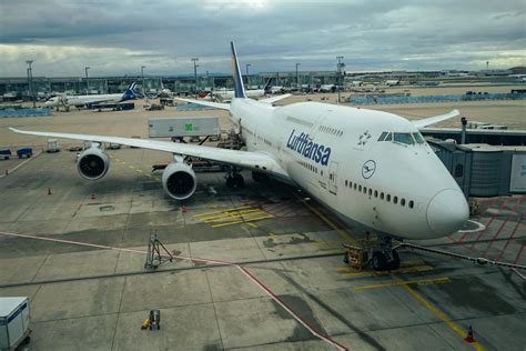 Foto van de Boeing 747 op de transporttrailer, omringd door werkzaamheden