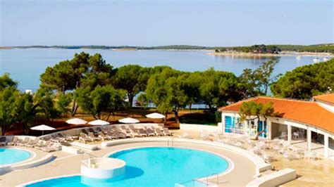 Overzicht van de zwembaden en ligbedden bij Park Plaza Belvedere Medulin.