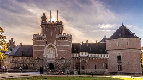 Een sfeervolle foto van de gerestaureerde bijgebouwen van het kasteel, met een uitnodigende ingang.