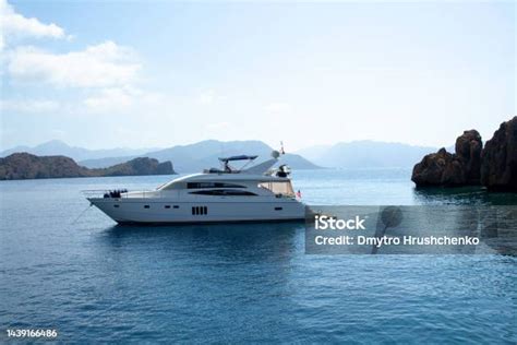 Zdjęcie luksusowego guletu na tle wybrzeża Turcji